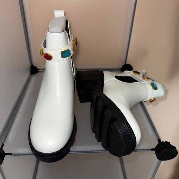 Forever Link Women's Chelsea Studded Strap Chunky Ankle Boots White Size 7 New - Picture 7 of 8